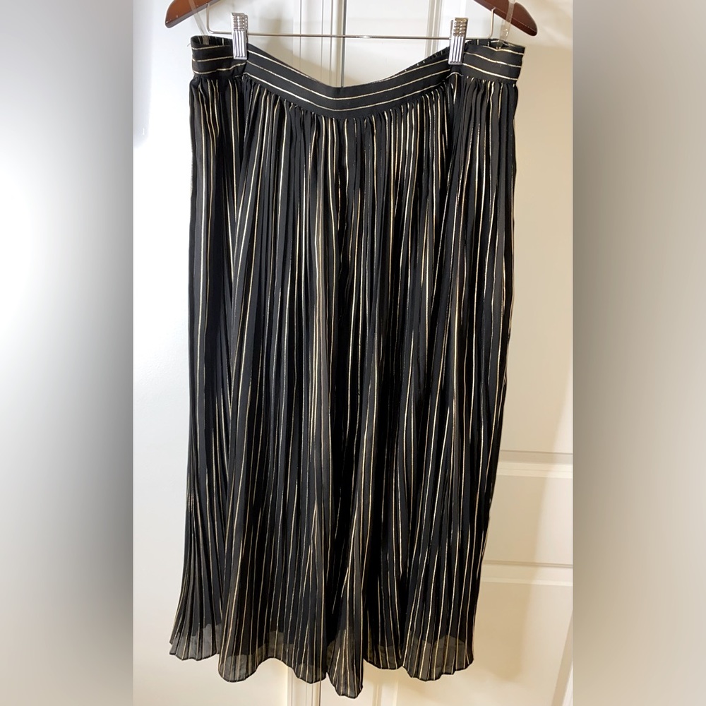 Ashley Stewart Black & Gold long pleated pull on skirt